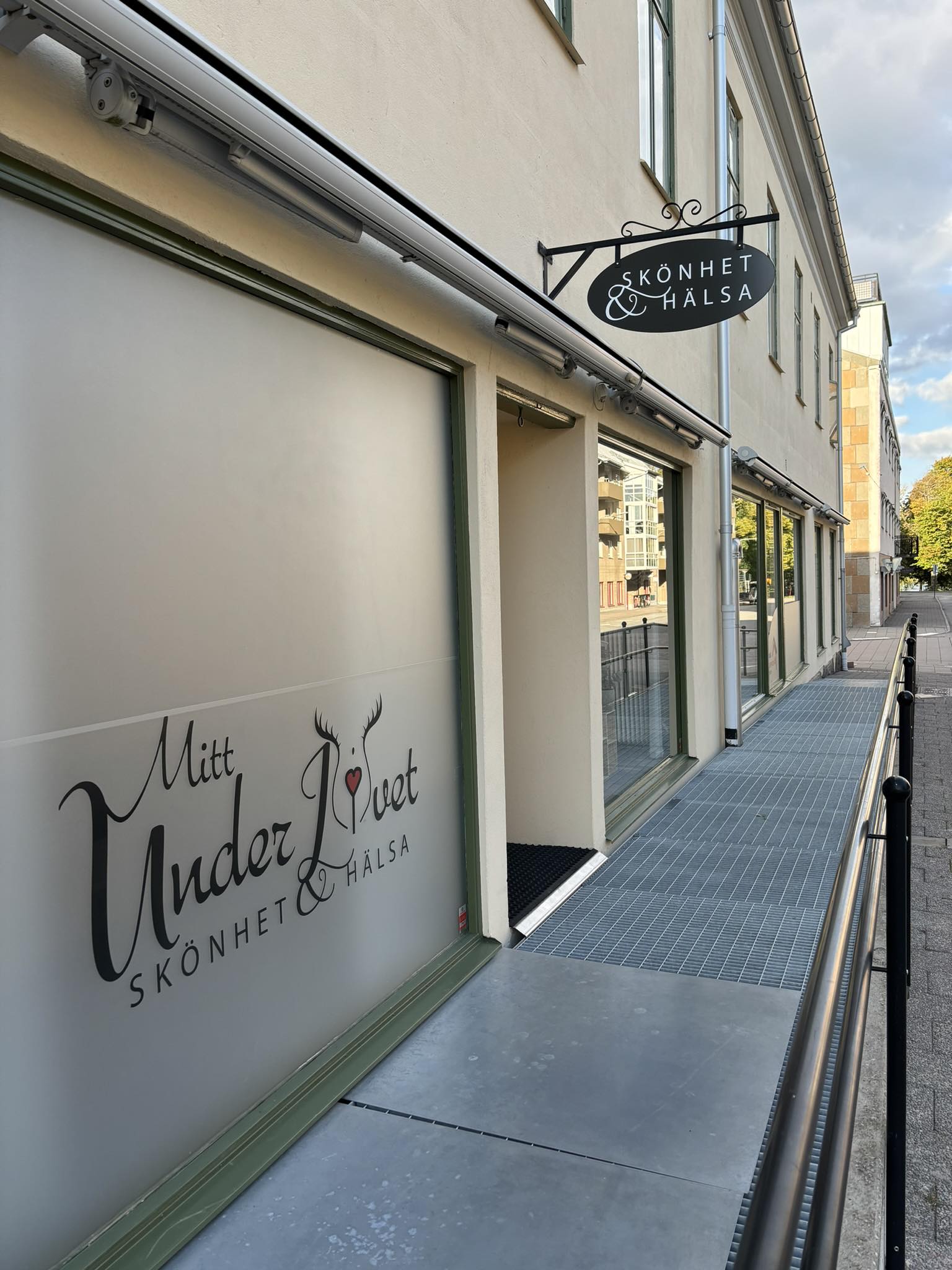 Skönhetssalong i stadsmiljö med Skönhet & Hälsa på skylt.