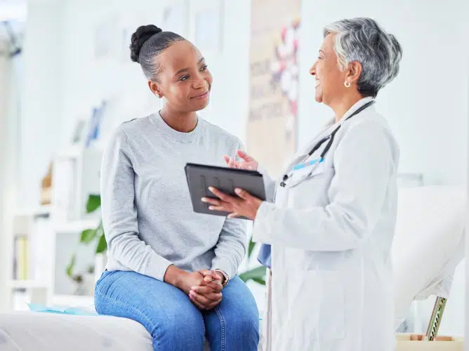 Läkare diskuterar resultat med patient på klinik.