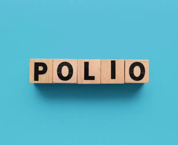 Träklossar med texten 'Polio' på blå bakgrund.