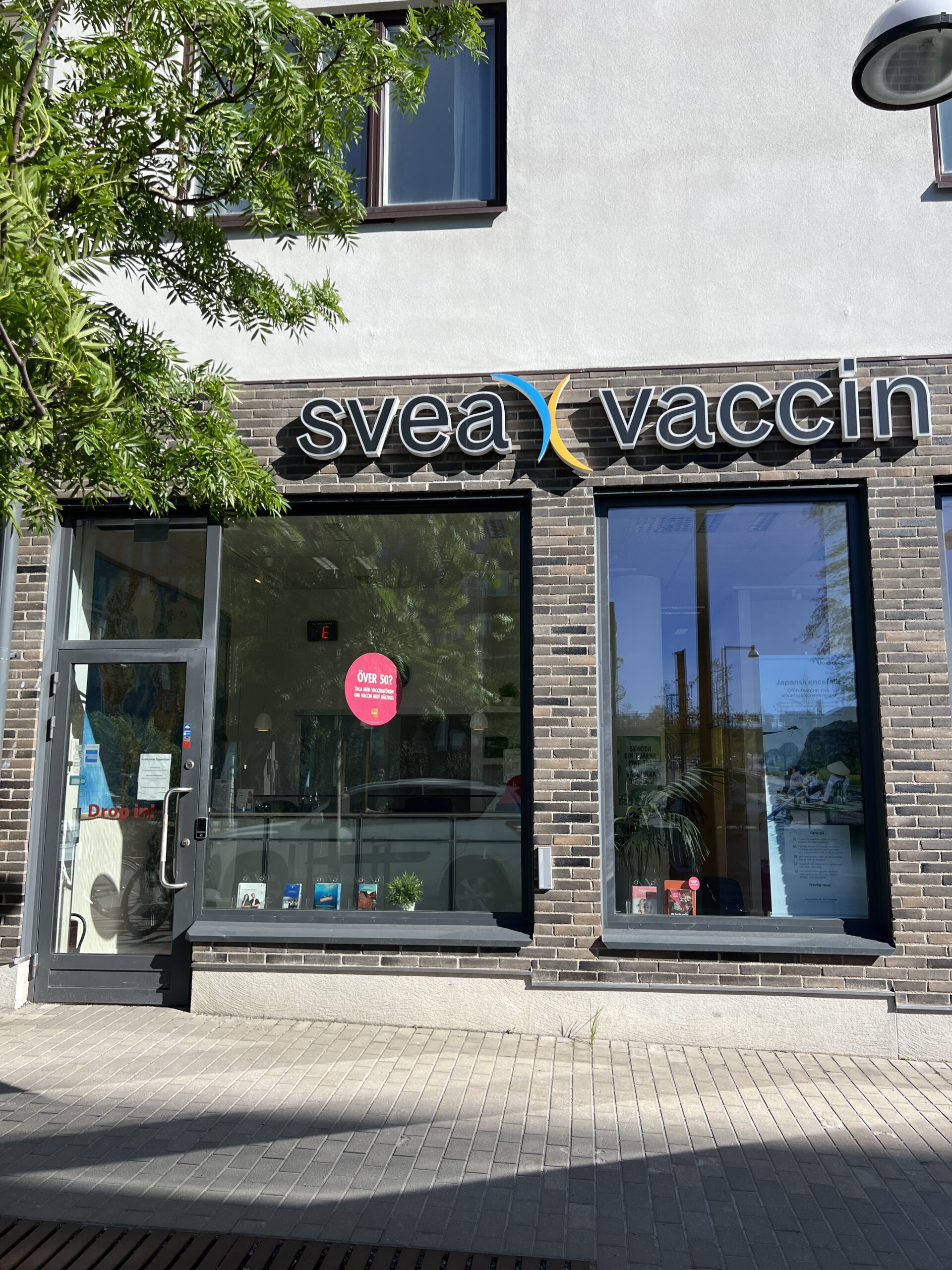 Svea Vaccins klinik exteriör med skylt och glasfönster i stadsmiljö.