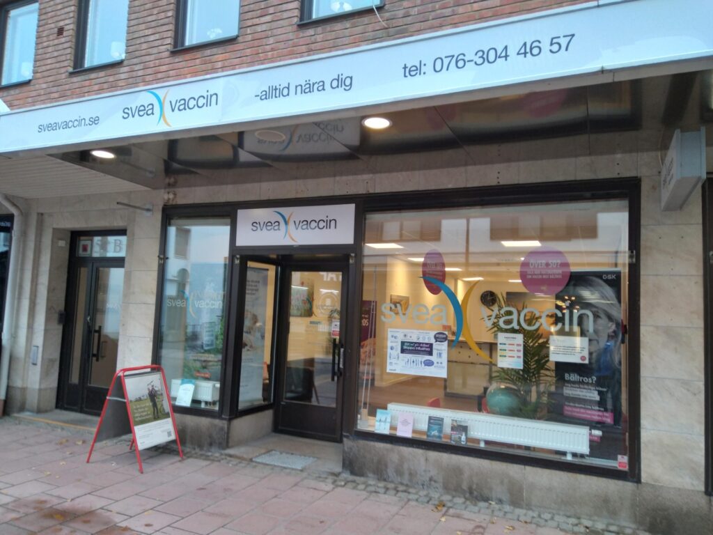 Vaccinationsklinikens entré med skylt för Svea Vaccin Skellefteå.